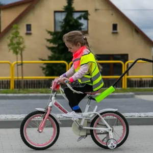 dziecko z odblaskami na rowerze