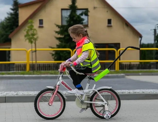 dziecko z odblaskami na rowerze